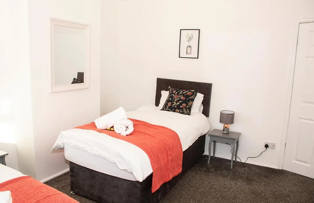 Trafford House - Stylish 3-Bed Home With Private Parking-1