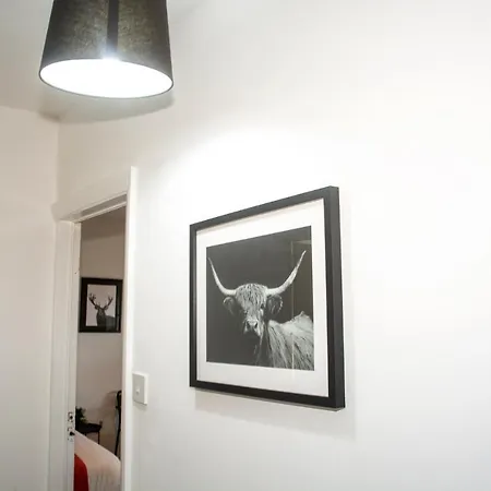 Trafford House - Stylish 3-Bed Home With Private Parking-3