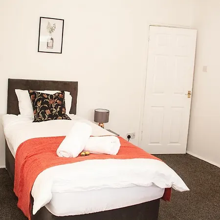 Trafford House - Stylish 3-Bed Home With Private Parking-2